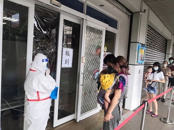 新北市社會局特別商請土城恩樺醫院到樹林保安公托親子館,設立幼兒pcr專用篩檢站 ,首日共採檢176名。圖/新北市社會局提供