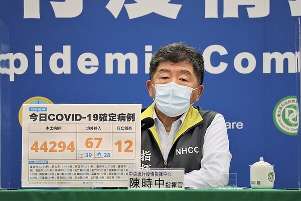 陳時中表示,65歲以上打任何一劑疫苗,都可獲得500元衛教品。圖/指揮中心提供