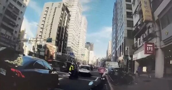 北市一名外送員稱他下車扶盲人過馬路,回到車旁卻被警察開單。圖/記者邱奕能翻攝