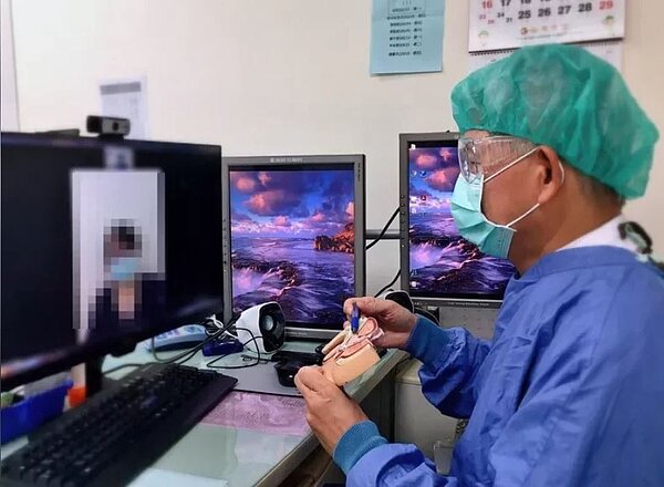 隨著醫院的量能吃緊,診所將分擔輕症者居家照護的部分,以視訊協助看診。圖/台中市衛生局提供