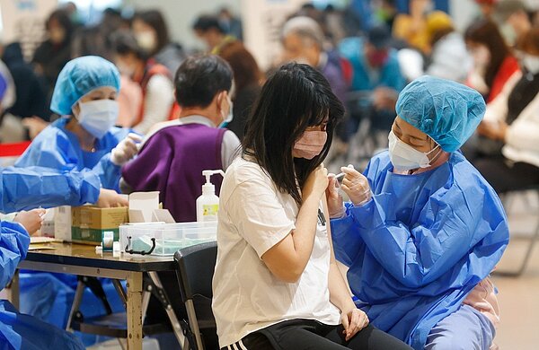 北市兒童莫德納疫苗開打，謝宗學醫師指出「高燒+接觸確診者+家用快篩陽性等於100%PCR陽性」。圖／聯合報系資料照