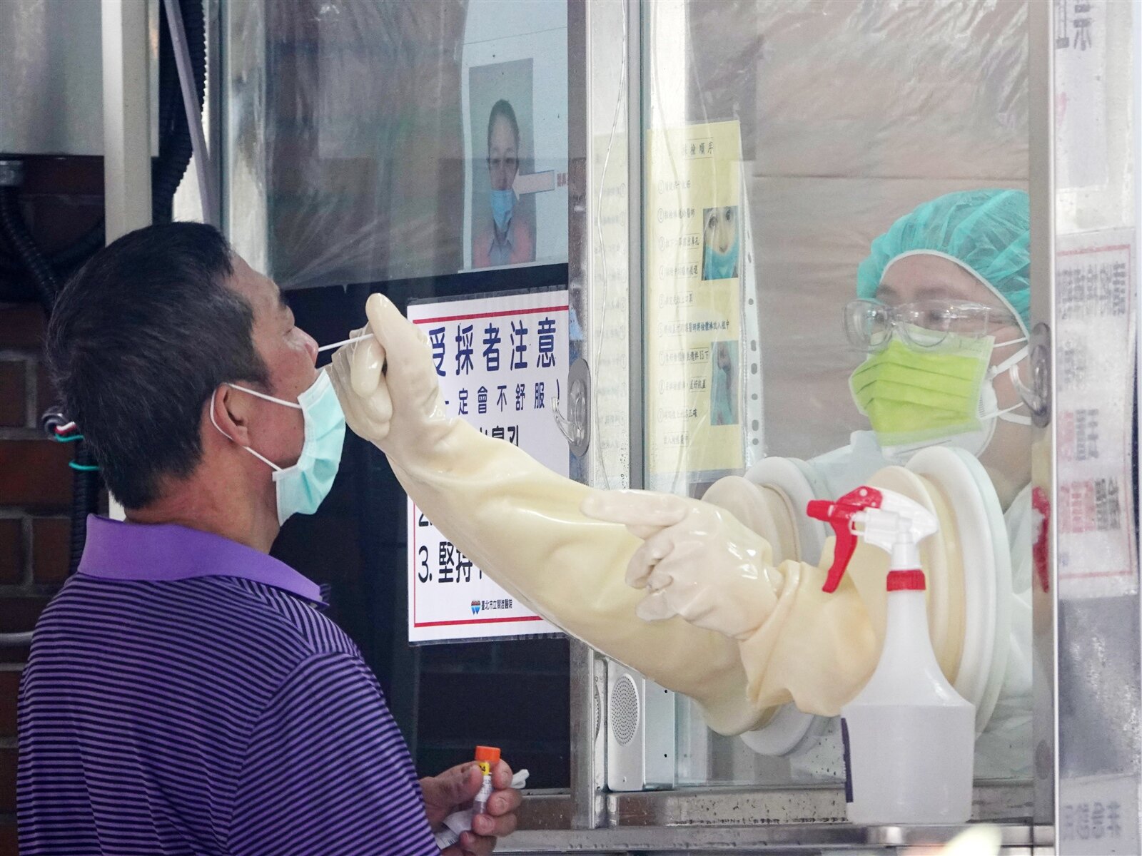 勞動部表示,健保快易通App的PCR陽性檢測結果與電子居隔單都可作為請假證明。圖為昨天民眾到關渡醫院外做PCR篩檢。記者邱德祥/攝影