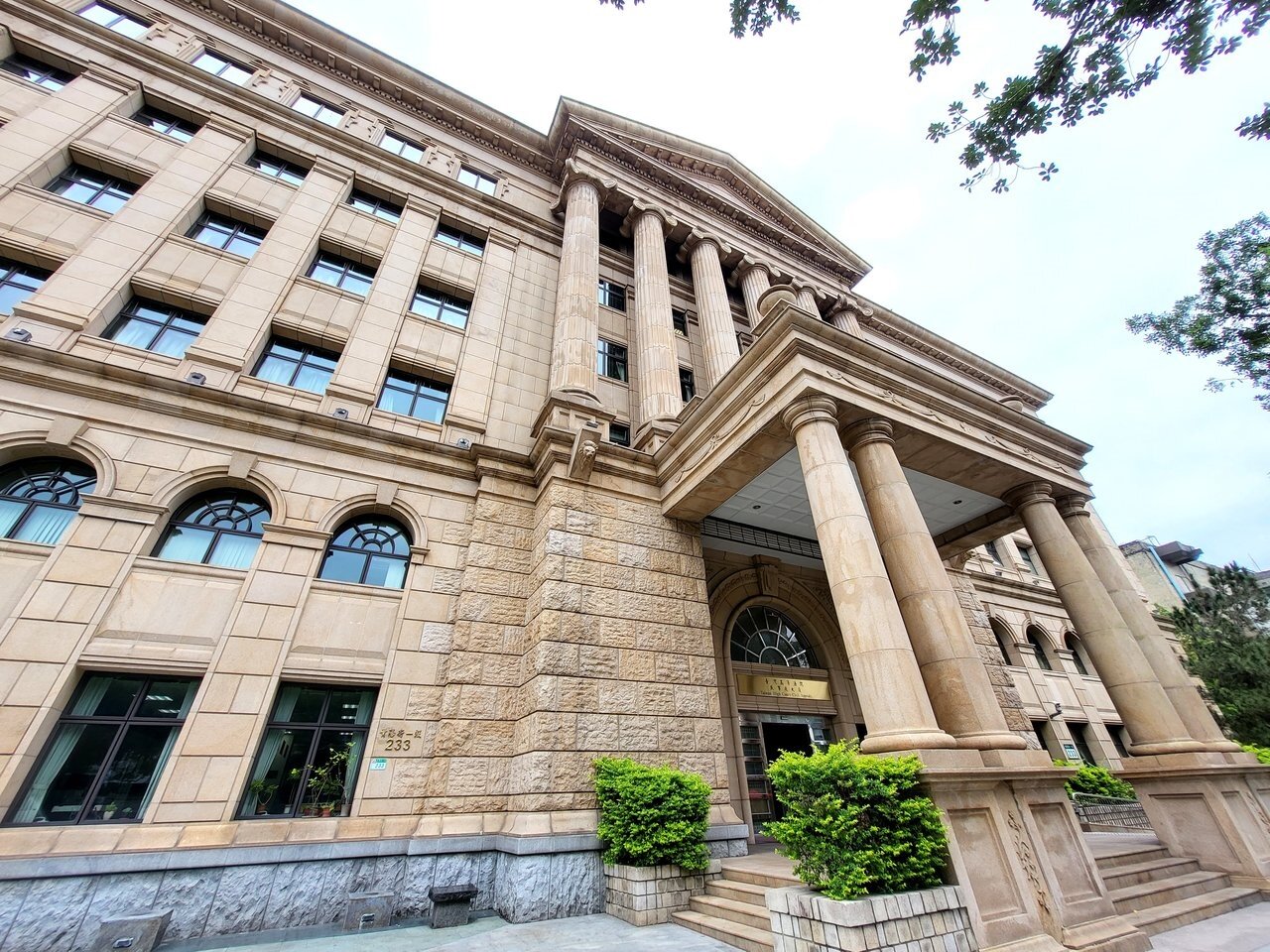 薛姓夫妻36年前結婚,婚後薛即出國留學,情愛花殘月缺,4年後夫妻各自重婚。薛提確認婚姻關係不存在訴訟,備位請求判准離婚,一審認婚姻關係仍存在,考量兩人33年沒往來,准許離婚;夫妻皆上訴,台灣高等法院駁回。記者王宏舜/攝影