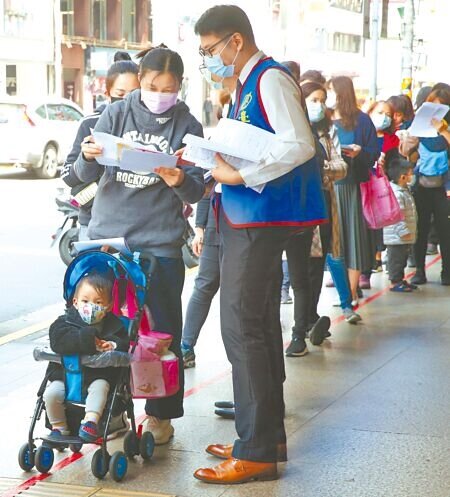 協助解決防疫保單之亂,金管會昨(8)日邀集產壽險公會及相關業者開會,要求改以數位新冠病毒健康證明代替診斷證明書,作為理賠文件。(本報資料照片)