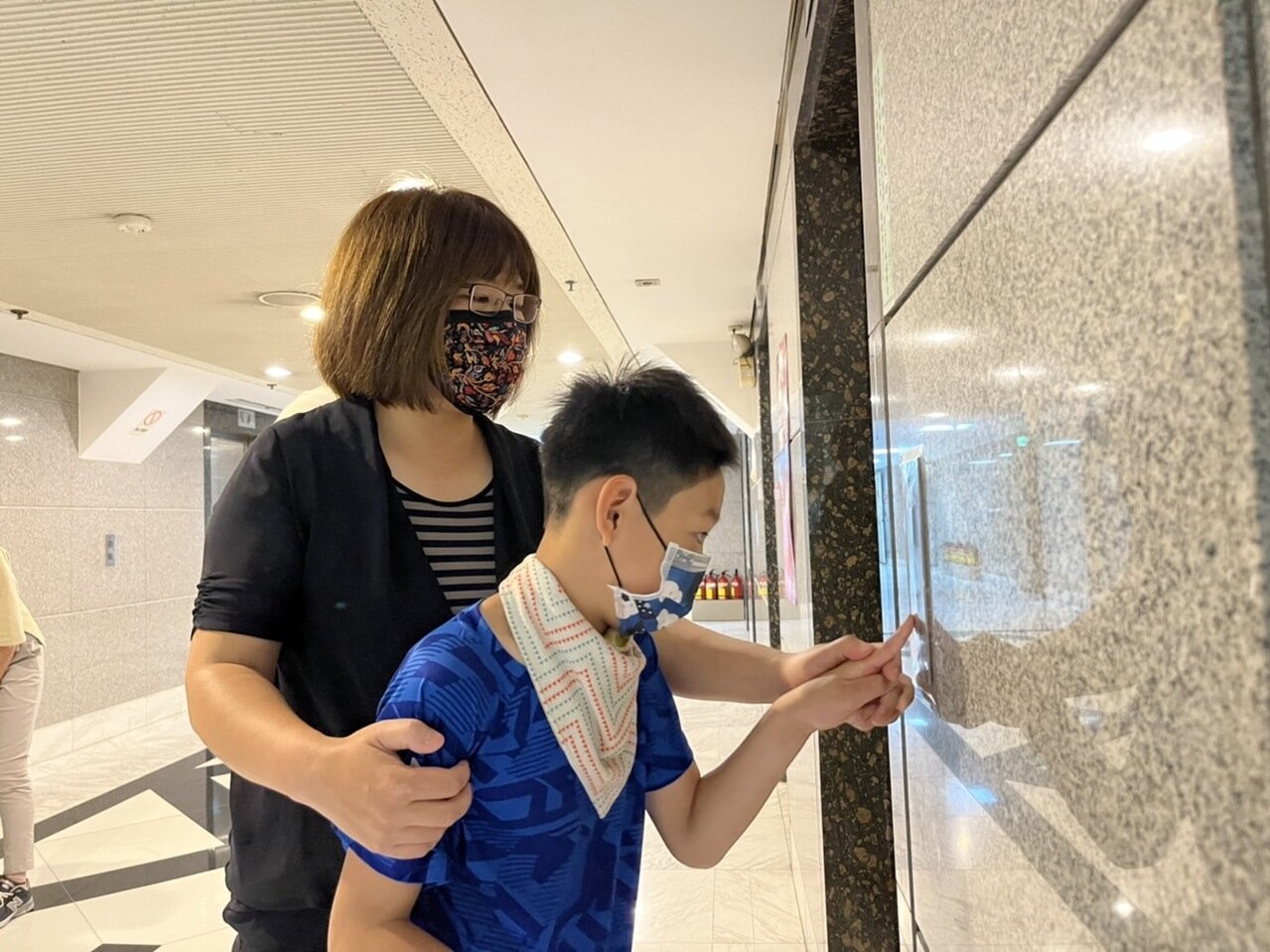 高雄市民鍾欣穎今年獲選「全國十大傑出愛心媽媽慈暉獎」，她一路陪伴多重障礙兒早療、學習，現在小熊已可以自己走路、吃飯等。記者林巧璉／攝影 