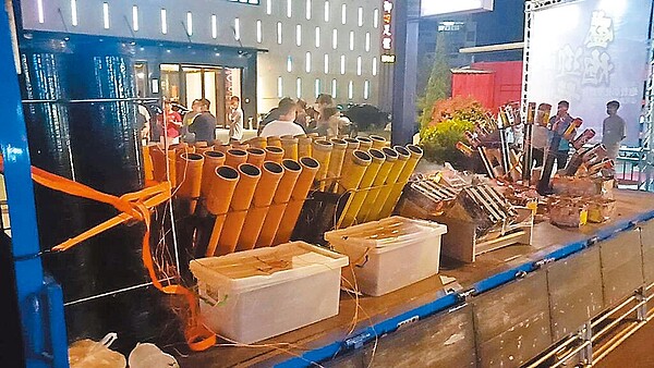 彰化縣消防局表示,根據現場小貨車載運煙火確實為專業煙火,初估市值約30萬元左右,呼籲宮廟要施放專業煙火時,應該校當地消防單位申請。(民眾提供/吳建輝彰化傳真)