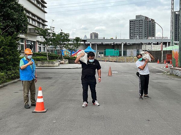 體能測試負重砂包。圖/新北市政府提供