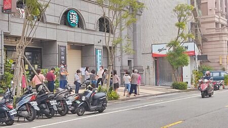 
快篩一劑難求，民眾大排長龍還不一定能買到快篩，桃園市桃園區龍鳳里長黃進仕成立快篩銀行，讓有緊急需求民眾領取快篩。（賴佑維攝）
