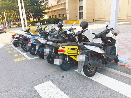 台北市規畫15分鐘外送員臨時停車格，議員發現有許多車輛都停放超過時間，甚至遭隨意占用。（本報資料照片）