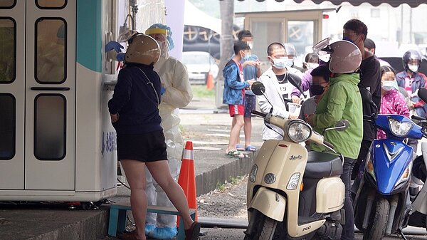 高雄市開多處社區採檢站,要找出確診者及早匡列治療。圖/聯合報資料照片