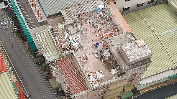 新北市泰山區一處透天厝屋主違法加蓋,甚至將違建隔間出租,遭民眾檢舉後已在期限內自行拆除完畢。圖/新北市政府工務局提供