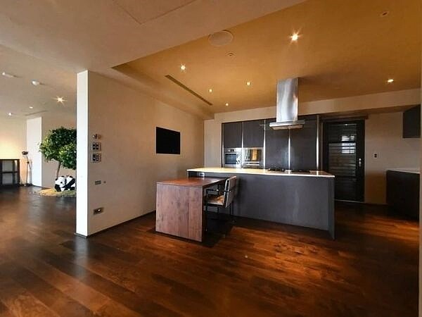 大S昔日豪宅廚房採中島式設計。圖/翻攝自Dcard