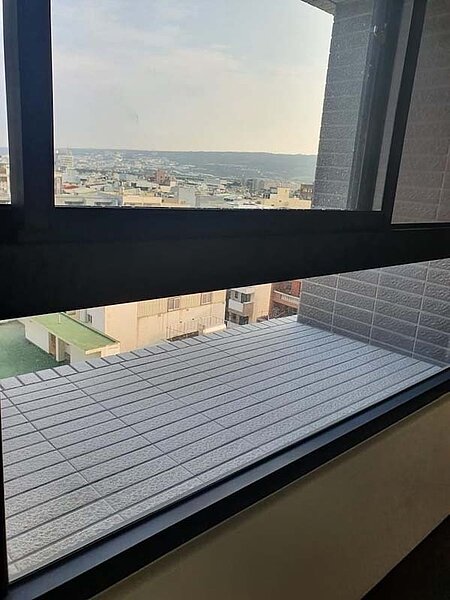 有網友抱怨自家窗戶外平台看得到卻用不到，內行人反大讚有良心的建商才會做這種樑柱外推的深窗雨遮設計。圖／摘自臉書社團「極簡風居家裝潢設計x好享家居家裝潢設計」