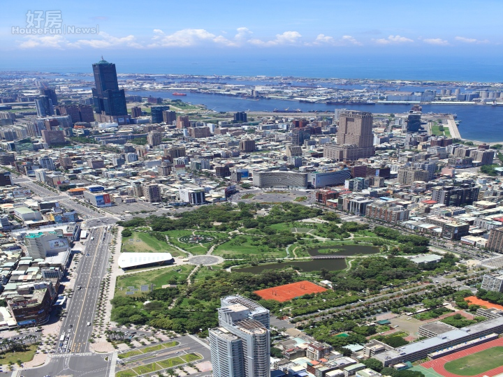 高雄市進行市地重劃積極，連公墓都變更為住宅區及公園，圖為市區俯瞰。(擷取自高雄市都發局網站)