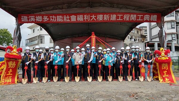 宜蘭礁溪鄉公所興建首座多功能社會福利大樓今天動土,包括2位縣議員、多位鄉民代表及18村的村長都到了。記者戴永華/攝影
