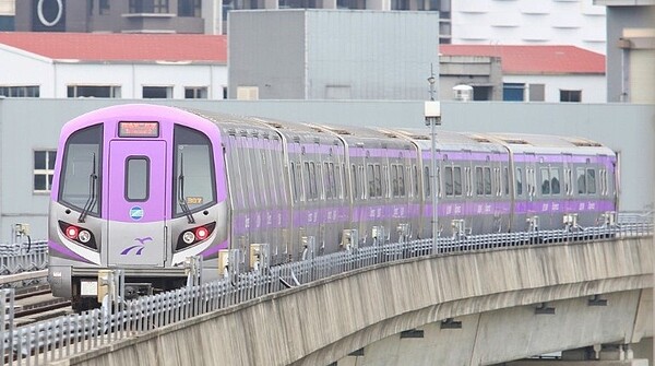 台灣東部海域附近發生有感地震，桃園震度預估2級。桃園捷運公司立即宣布全線停駛。圖／聯合報