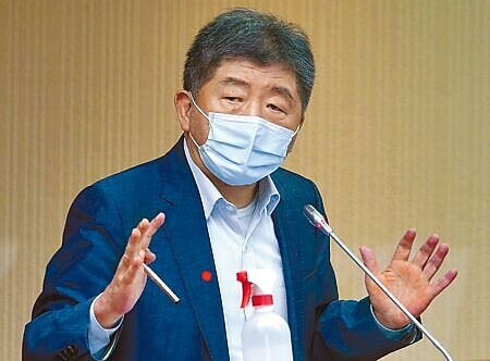 
衛福部長陳時中9日出席立法院社會福利及衛生環境委員會備詢，針對立委詢問本土疫情大爆發後，延燒出防疫保單理賠亂象，表示業者必須有履約的義務，不管數額大小，一下要這樣的證明、一下要那樣的證明，已引發民眾恐慌。 （趙雙傑攝）
