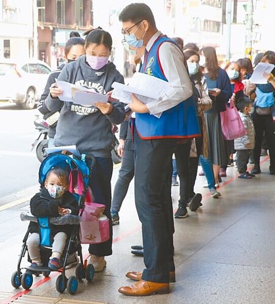 疫情升溫,防疫保單之亂已延燒成保險業者與政府間關係緊張。圖為去年民眾赴保險公司投保防疫險盛況。圖∕本報資料照片