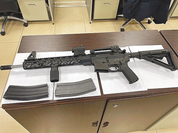 陳男疑因過去財務糾紛,9日持長槍朝林男位於屏東東港的住處開了20幾槍。(警方提供/林和生屏東傳真)