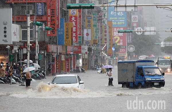 吳德榮說，周五至下周一首波「梅雨季滯留鋒」徘徊，為各地帶來陣雨、雷雨的機率。圖為去年彩雲颱風逼近加上北方梅雨鋒面南下影響，雙北地區午後瞬間強降雨，造成台北市信義區多處淹水。聯合報系資料照