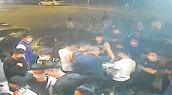 大批被劉姓男子詐騙的投資人連夜前往警所報案,路人誤會以為是深夜排隊買快篩。(讀者提供/洪榮志台南傳真)