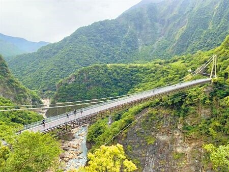 太魯閣國家公園管理處尊重太魯閣族人意願及歷史文化內涵，決議將「山月吊橋」改名為「布洛灣吊橋」，延續地方300年歷史的文化脈絡。（羅亦攝）