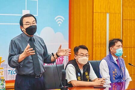 消保官靳邦忠(左)對物流業者員工確診,缺工被各社區大樓管委會控告違約,表示將以消保官辦公室做為溝通協調平台。(羅浚濱攝)