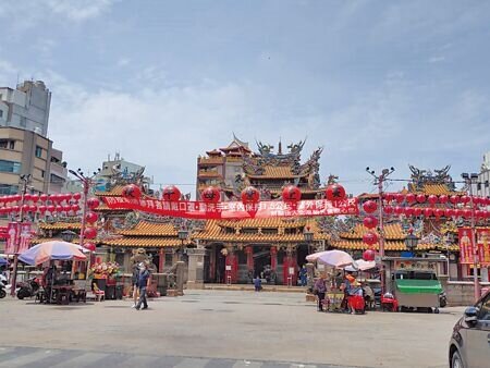 確診者暴增,雲林縣北港朝天宮人潮減少一半,店家表示連續3年受衝擊。(張朝欣攝)