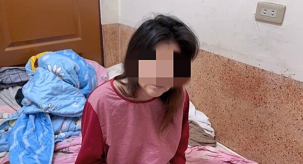 40多歲郭女去年打2劑高端疫苗後罹患格林-巴利症候群，造成下半身癱瘓至今等不到疫苗救濟補償。圖／讀者提供