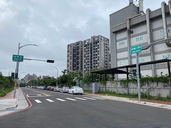 新竹縣竹北市AI智慧園區公園正夯，縣府產發處請竹北市公所在靠近公園旁的智慧二路畫設整排停車格，將於5月1日起開始收費。記者巫靜婷／攝影