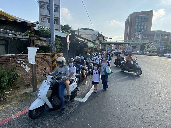 彰化市中山國小旁,中山路進入中民街口的機車待轉區寬度,只容一輛機車車身,在下課尖峰時段,根本容不下大量機車,很多騎車騎士直接左轉吃到罰單。圖/聯合報資料照片