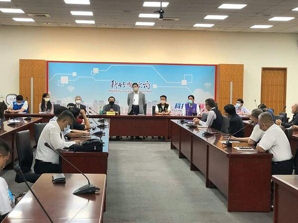 物業管理公司因員工大量遭匡列隔離,導致人力不足而被管委會提告違約,工會向新竹縣消保官陳情。圖/新竹縣消保官提供