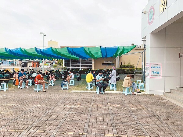 疫情升溫,民眾踴躍接受篩檢。圖/南投縣政府提供