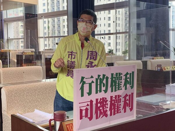 台中市議員周永鴻表示，公車誤點、漏般問題嚴重，已在地方群組引發討論。圖／林欣儀攝