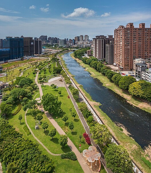 小檜溪具備優美自然環境、河岸綠地,且交通、商圈...等食衣住行機能兼備,這樣的條件在雙北買不到,又具房價優勢。圖/遠雄建設提供