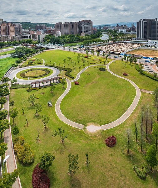 「遠雄夏沐」鄰近南崁溪水岸公園、河濱步道，而小檜溪15%的高綠覆率，擁有滿滿綠地的環境。圖／遠雄建設提供