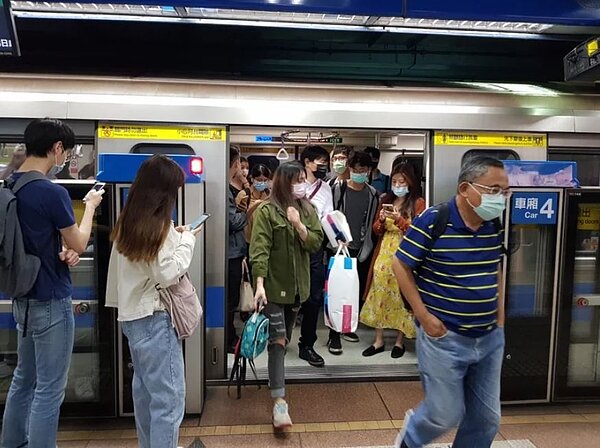 有民眾發現，今早出門搭板南線、松山新店線時，響起的音樂是由藝人韋禮安唱的廣告洗腦神曲。圖／聯合報系資料照片