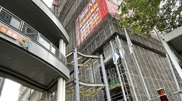 新竹市光埔重畫區位於慈雲路兩側的建案，因應當年都市計畫容積獎勵，預留設置空橋空間與電扶梯，但企盼多年的慈雲路空橋卻遲未有下文。圖／光埔重劃區空橋促進會提供