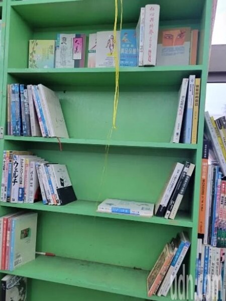 前世貿館長黃金山返鄉開二手書店,但近日卻傳店內大量書籍遭竊。圖/黃金山提供