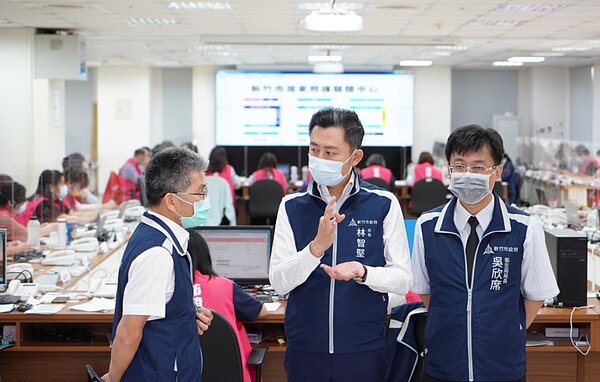 新竹市長林智堅今日宣布,即日起各類專線整合為一支專線,民眾只需撥打03-5320900專線,就可解決相關防疫問題。圖/新竹市府提供