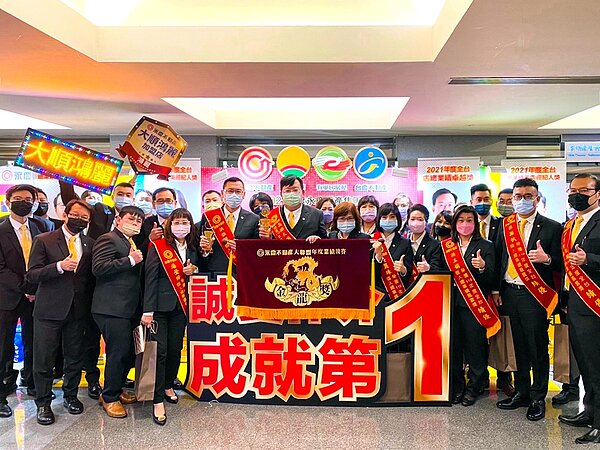 永慶不動產店長沈瑞吉帶領團隊，首季業績已衝破突破4700萬，較去年同期大增5成。圖／永慶房產集團提供