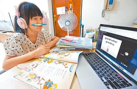 台北市有家長想替孩子請防疫假在家上線上課程,但老師卻回說要超過5人請假才實施線上、實體混合上課,令家長相當崩潰,不知道如何才好。圖為線上上課示意圖。(本報資料照片)