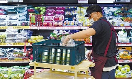 台灣超市龍頭全聯,去年營收逾46億美元,排入全球零售業第221名。圖為全聯員工補充架上農產品。圖∕本報資料照片