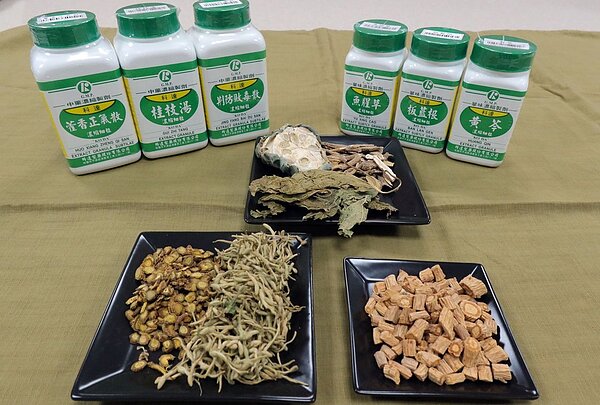 「清冠一號」大缺貨,青黃不接,中醫藥司正討論將「類清冠一號」納入公費給付。圖/高市聯合醫院提供