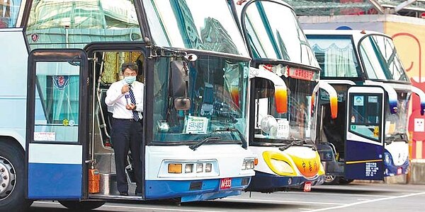 交通部次長陳彥伯回應，減徵燃料稅正在研議；防疫紓困及振興特別條例已延長一年，但預算尚未確認，須通盤考量，交通部會幫業者爭取補助，在6月底前宣布如何展延、展延多久。圖／本報資料照片