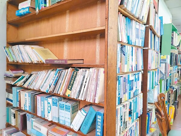 嘉義縣民雄鄉薪傳二手書店開業11年來從未打烊過，提供許多愛書人讀書的好地方，沒想到9日卻發現部分書架幾乎被搬空。圖／黃金山提供