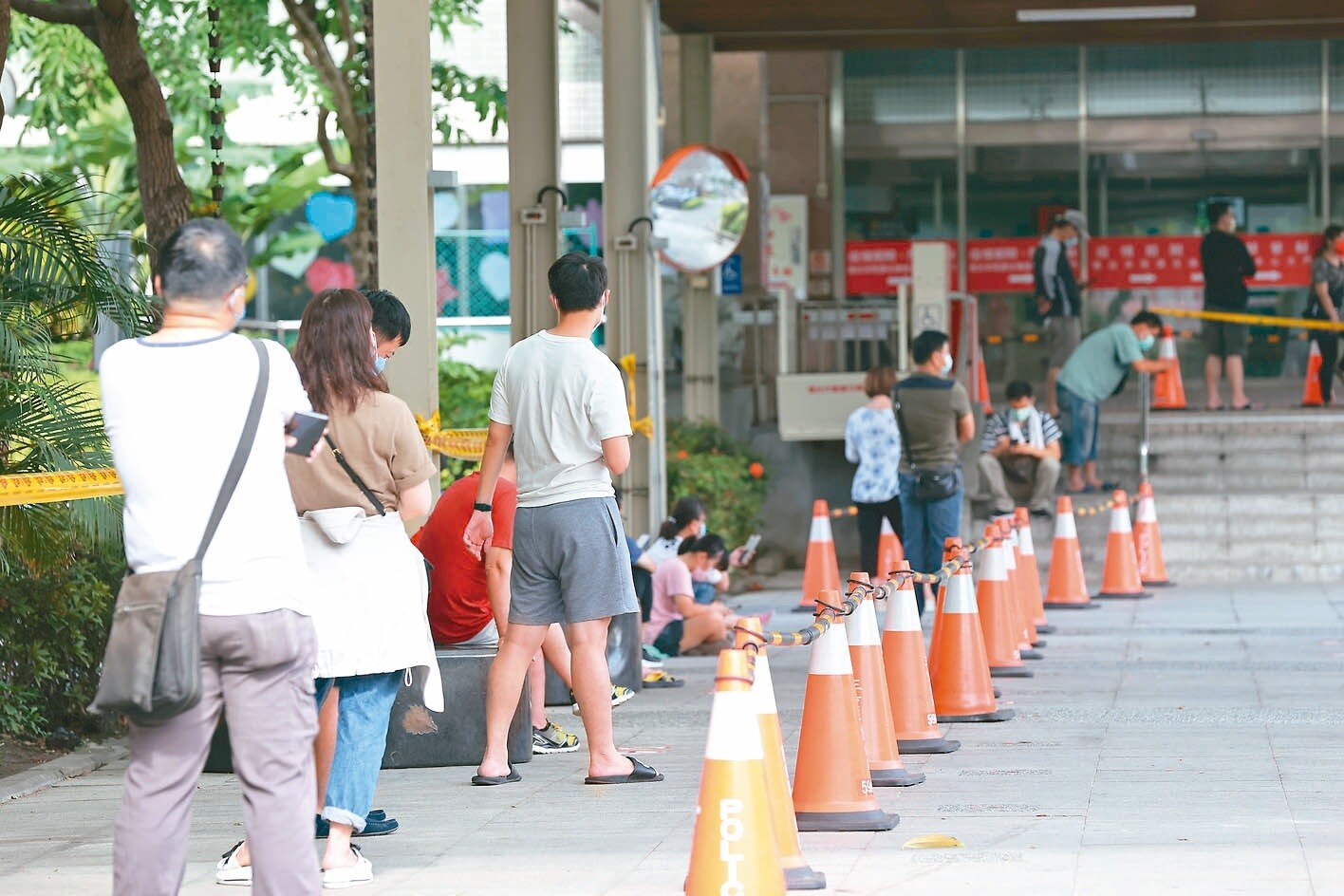 民眾期盼防疫保單可發揮作用,萬一確診可獲得理賠填補損失。本報資料照片