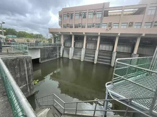 北市抽水站在汛期前須完成清淤工作。圖為港墘抽水站。圖/北市水利處提供