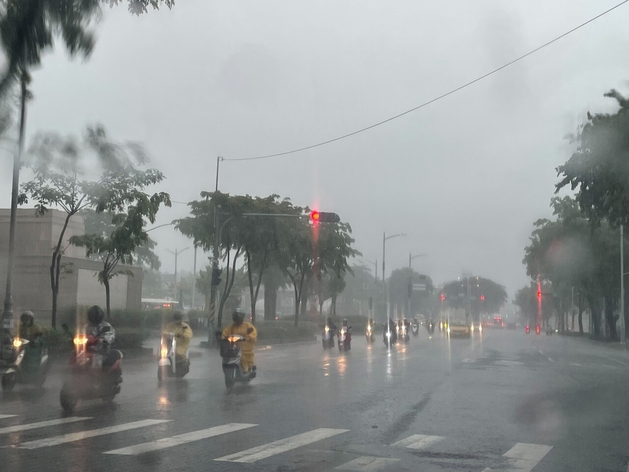 高雄今日大雨。記者徐如宜／攝影 