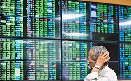 台股昨日多空交戰,終場下跌55.45點,收在16006.25點,險守萬六大關。(本報資料照片)